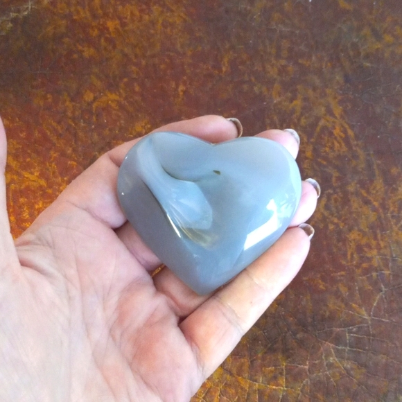 Blue orca agate crystal heart.  66g. 2.1"x2.4"x.59". - Picture 6 of 6